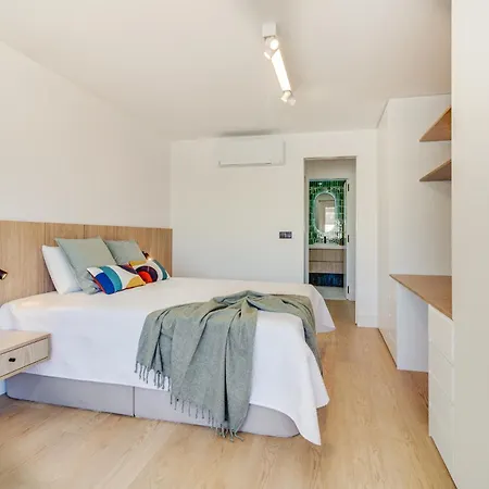 Apartment Chic With Pool And Parking