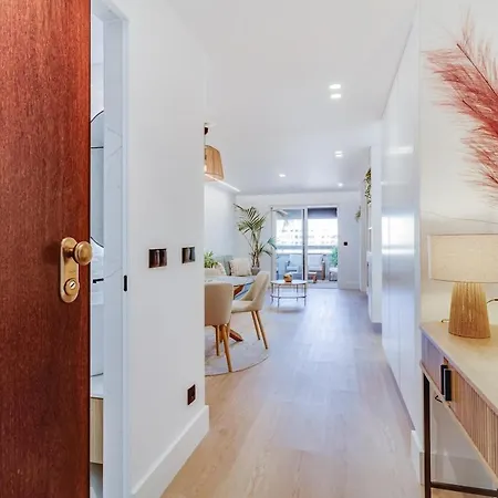 Chic With Pool And Parking Apartment